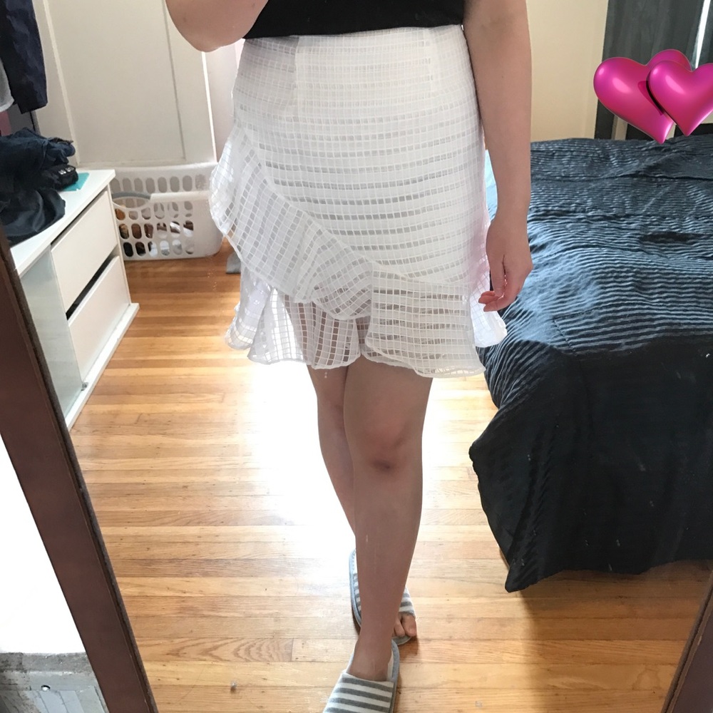 White pleated ruffles mini skirts